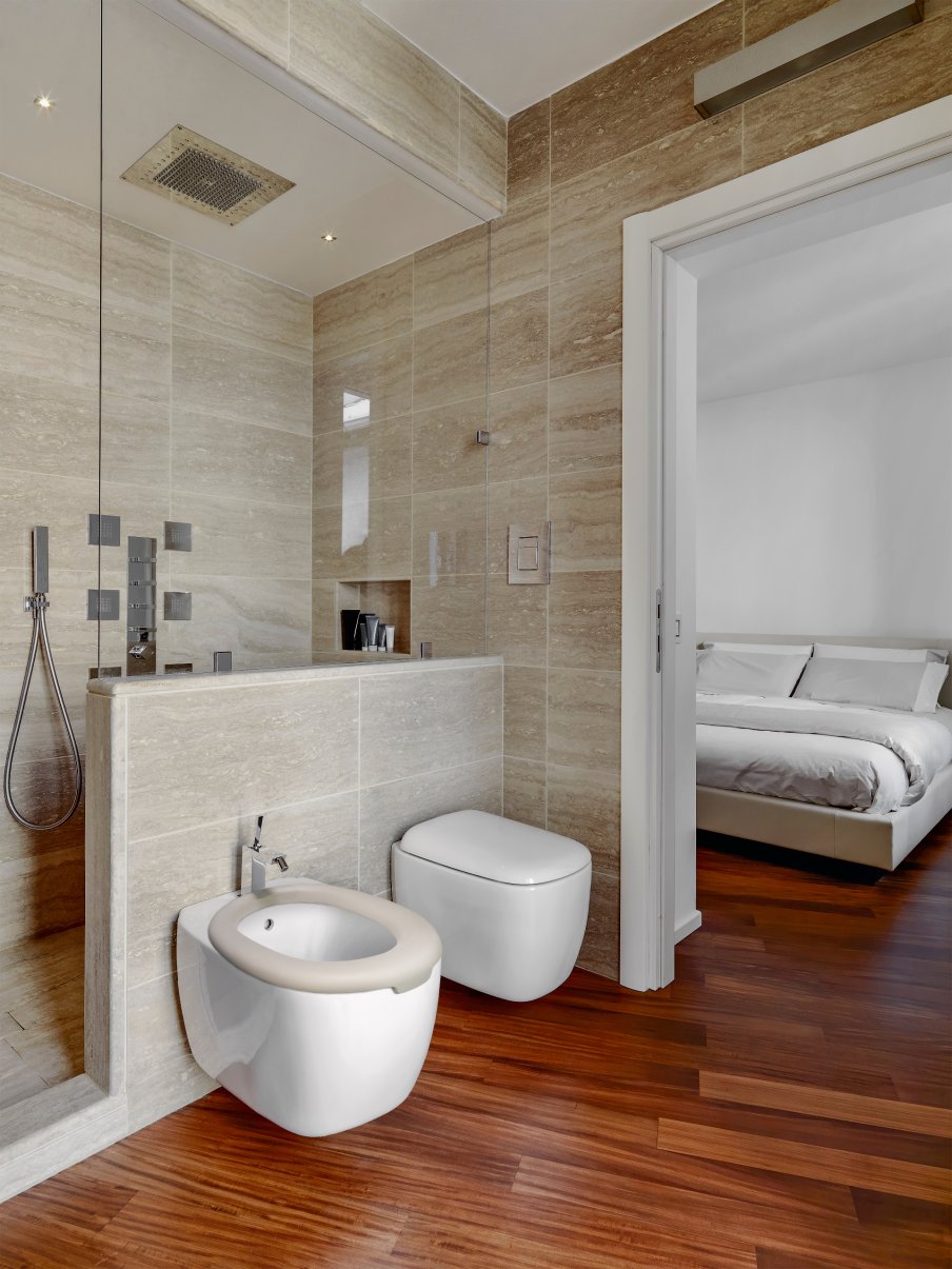 Bagno con bidet ceramico e cuscino Hippih applicato