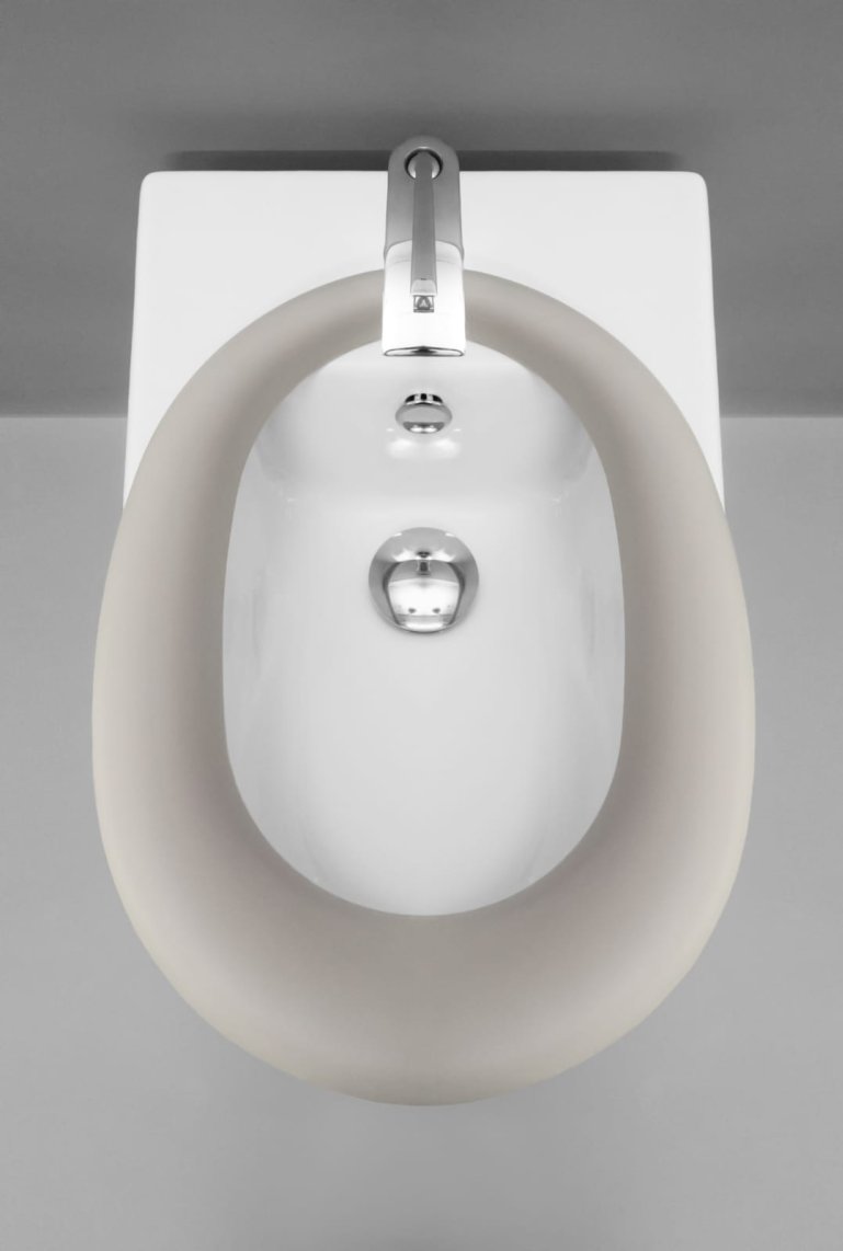 Hippih Bidet Cushion, cuscino ovale applicato su bidet ceramico, vista dall'alto